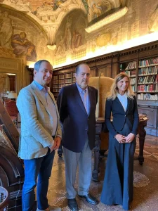 El director del Instituto de Salud Pública de Universidad Andrés Bello, Héctor Sanchez, en conjunto con Uber Alberti, Coordinador de Pasantía Internacional en Salud Bolonia, y Milena Fini, Directora científica del Hospital Ortopédico Rizzoli, visitaron la histórica Biblioteca Universitaria de Bolonia